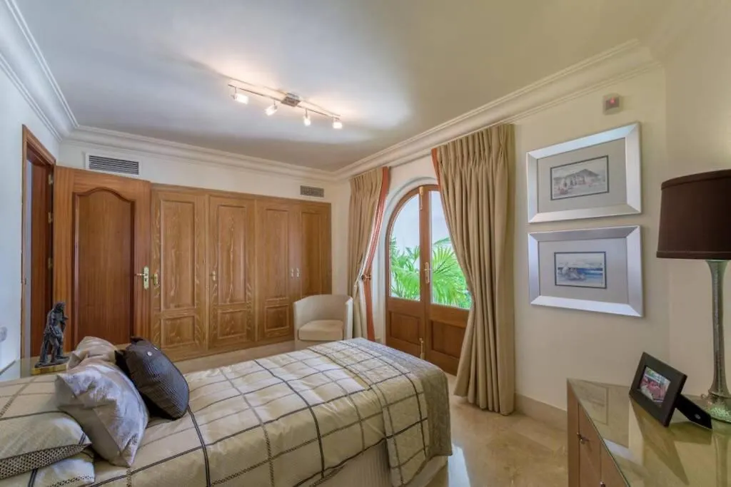 Palatial Villa In Hacienda Las Chapas, מארבלה