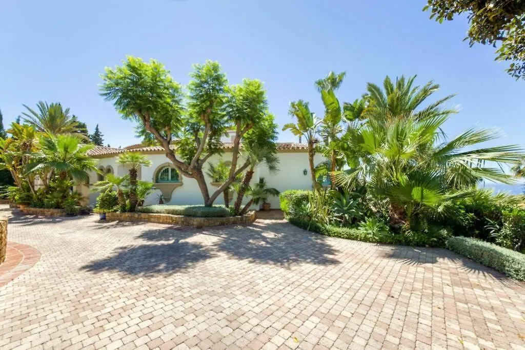 Palatial Villa In Hacienda Las Chapas, מארבלה