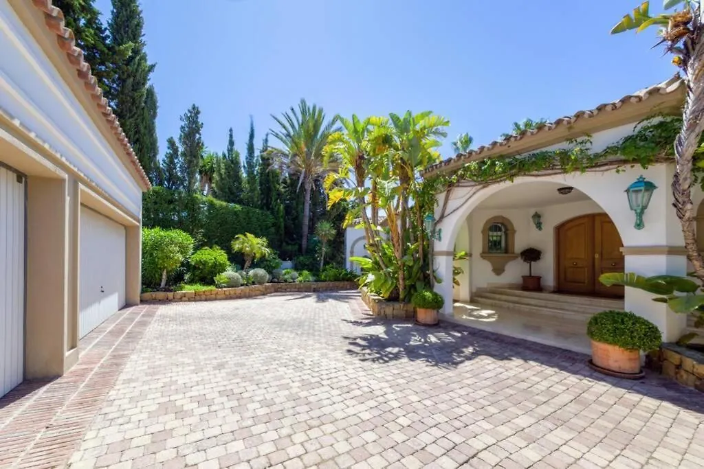Palatial Villa In Hacienda Las Chapas, מארבלה